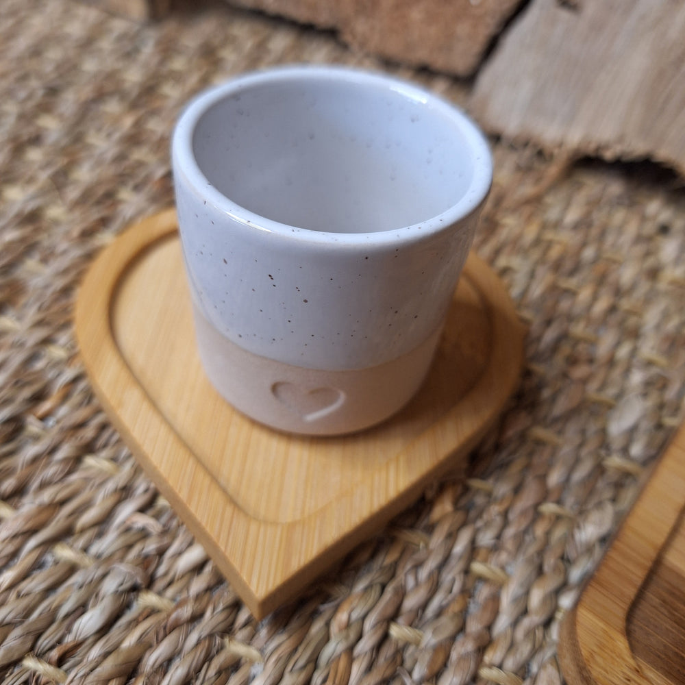 Support en bois et mini tasse coquetier